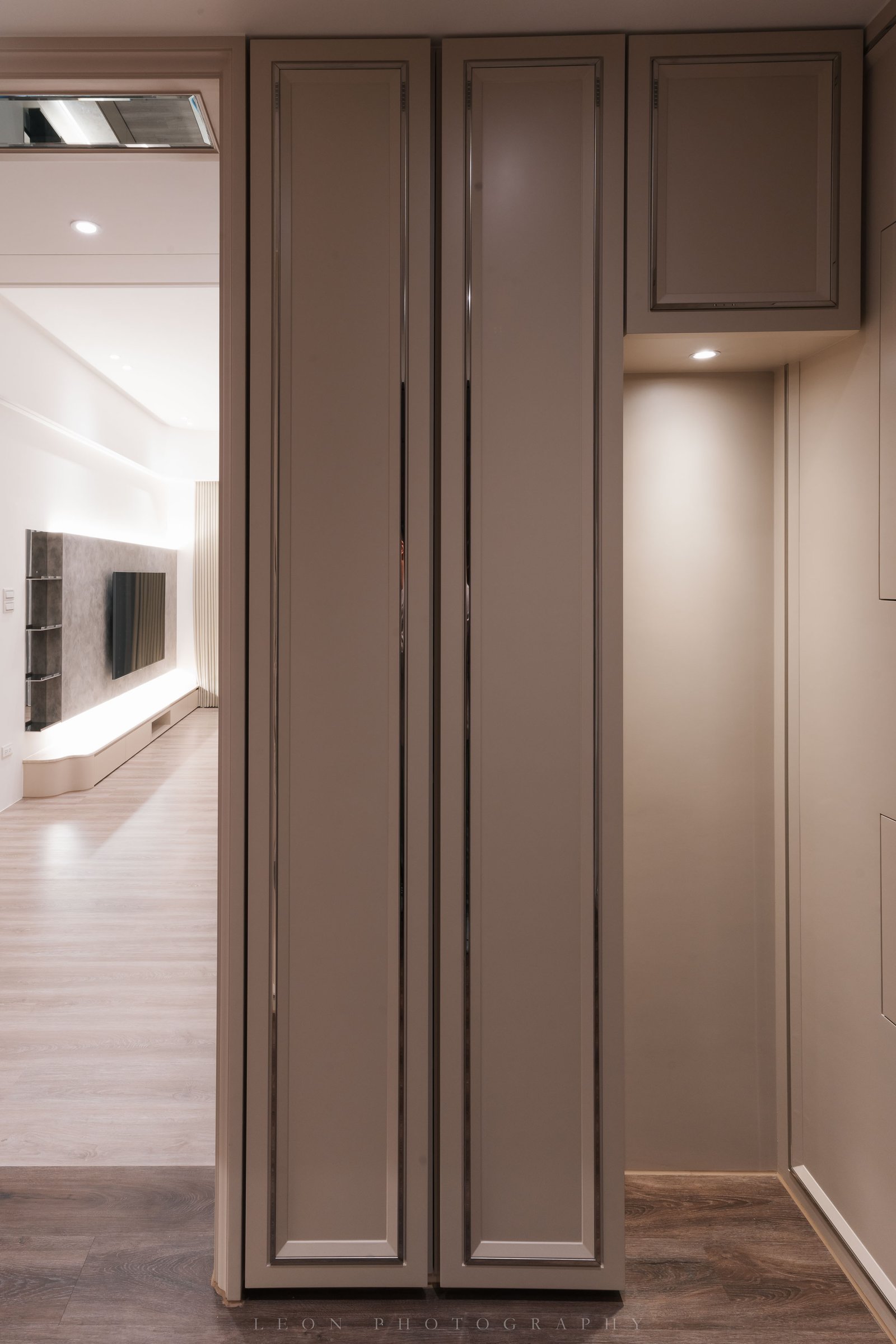 Vertical interior detail left